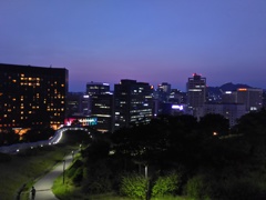 2017/06/17_南山公園から夕暮れのソウル市街を望む