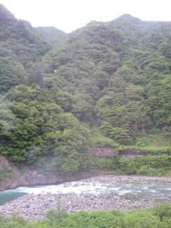 2018/05/31_宿から黒部川と対岸の山を望む