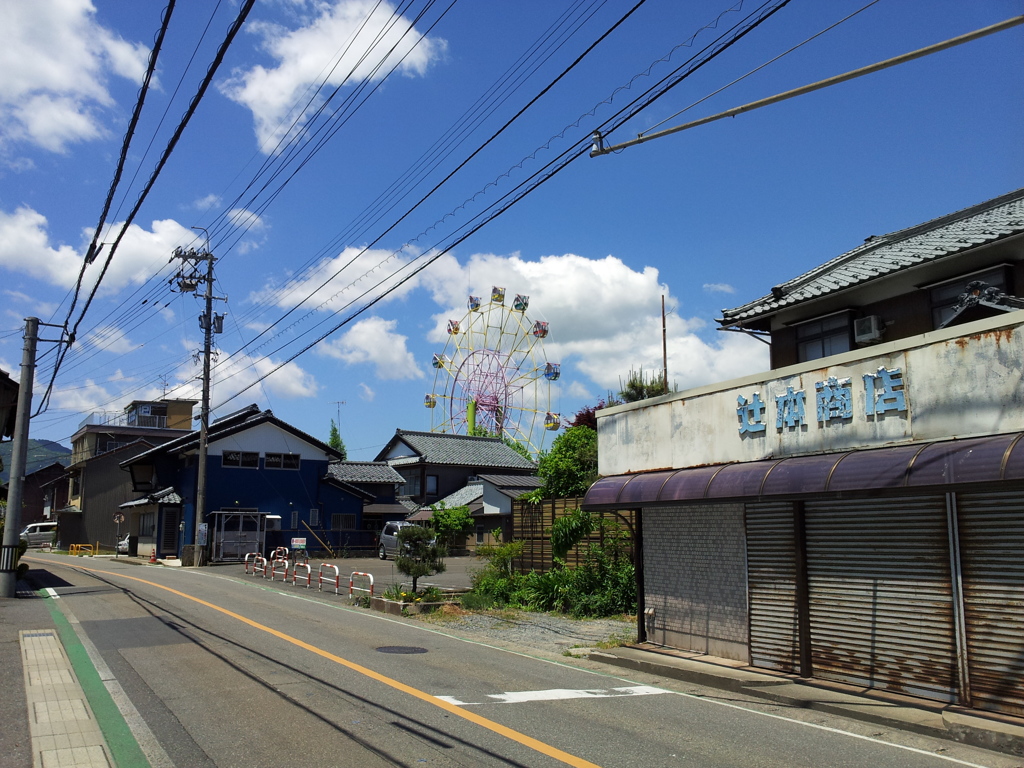 2017/05/18_古そうな店の向こうに観覧車
