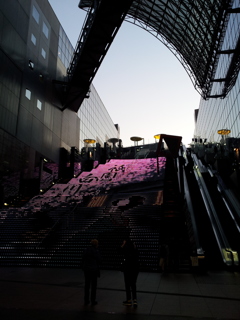 2019/04/12_京都駅 室町小路広場から大階段を望む