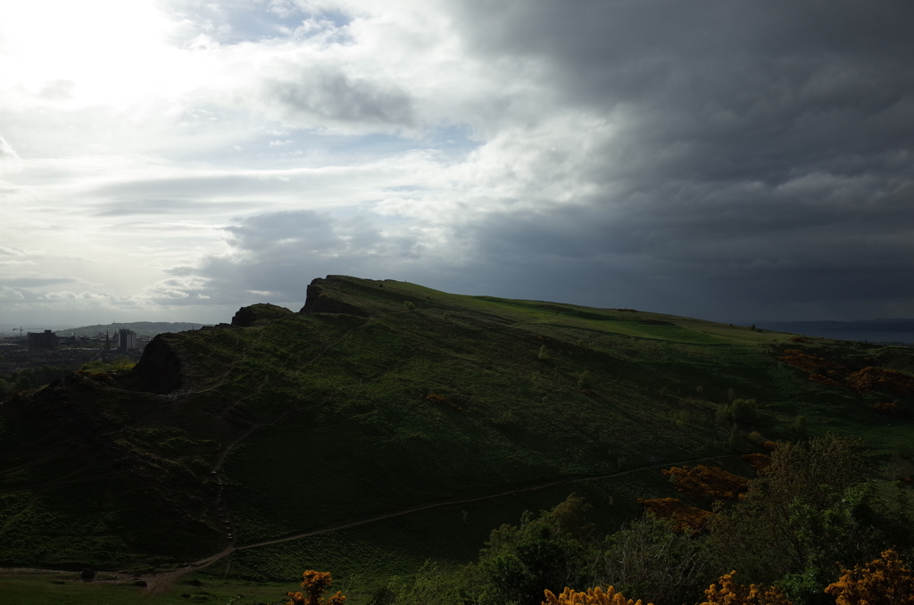 2016/05/20_アーサーズ・シートからソールズベリー・クラッグスを望む