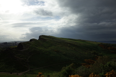 2016/05/20_アーサーズ・シートからソールズベリー・クラッグスを望む