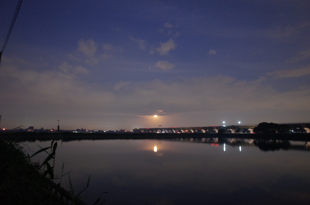 2016/10/16_溜め池に月