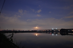 2016/10/16_溜め池に月