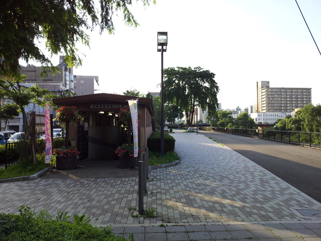 2018/07/14_木伏緑地の盛岡駅前自転車駐車場入口