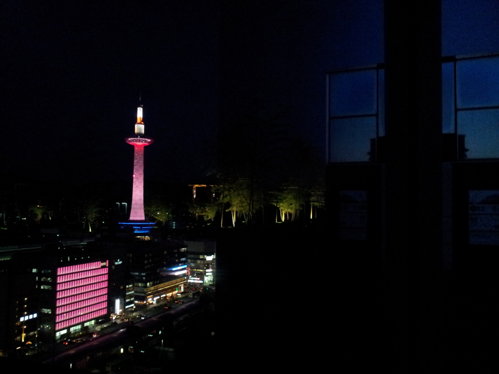2019/04/12_京都駅 大空広場から京都タワーを望む