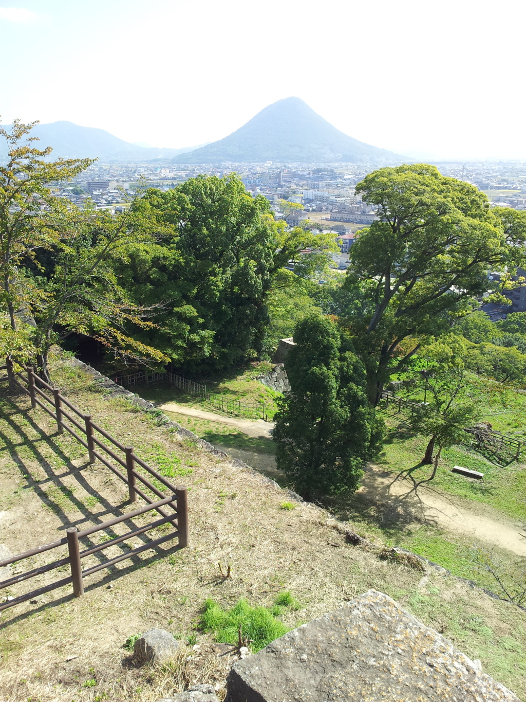 2017/10/26_丸亀城本丸から飯野山を望む