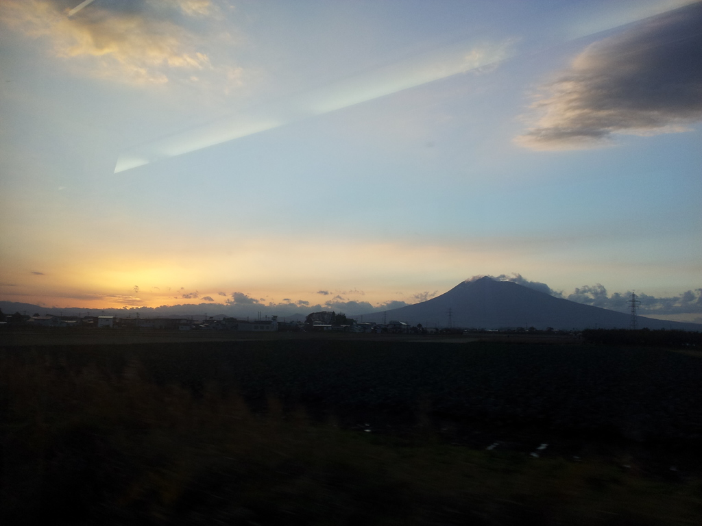 2016/11/13_リゾートしらかみから夕暮れの岩木山を望む