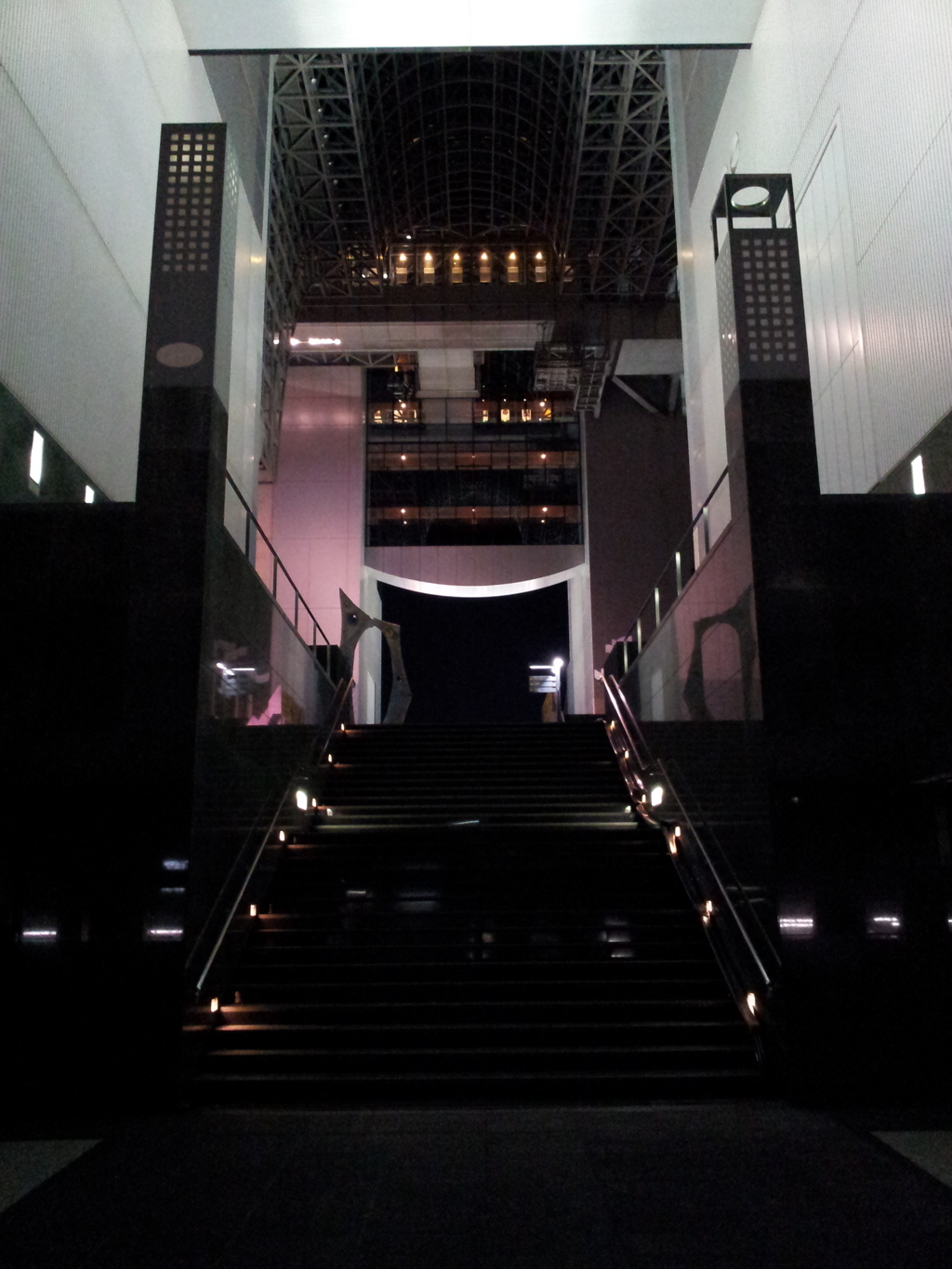 2019/04/12_京都駅 南遊歩道から夜の烏丸小路広場を望む