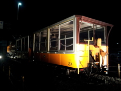 2017/01/11_夜、雨上がりの新黒部駅前トロッコ電車
