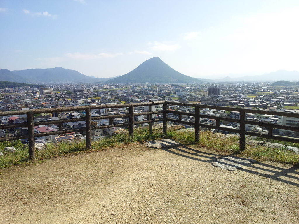 2017/10/26_丸亀城三の丸月見櫓跡から飯野山を望む