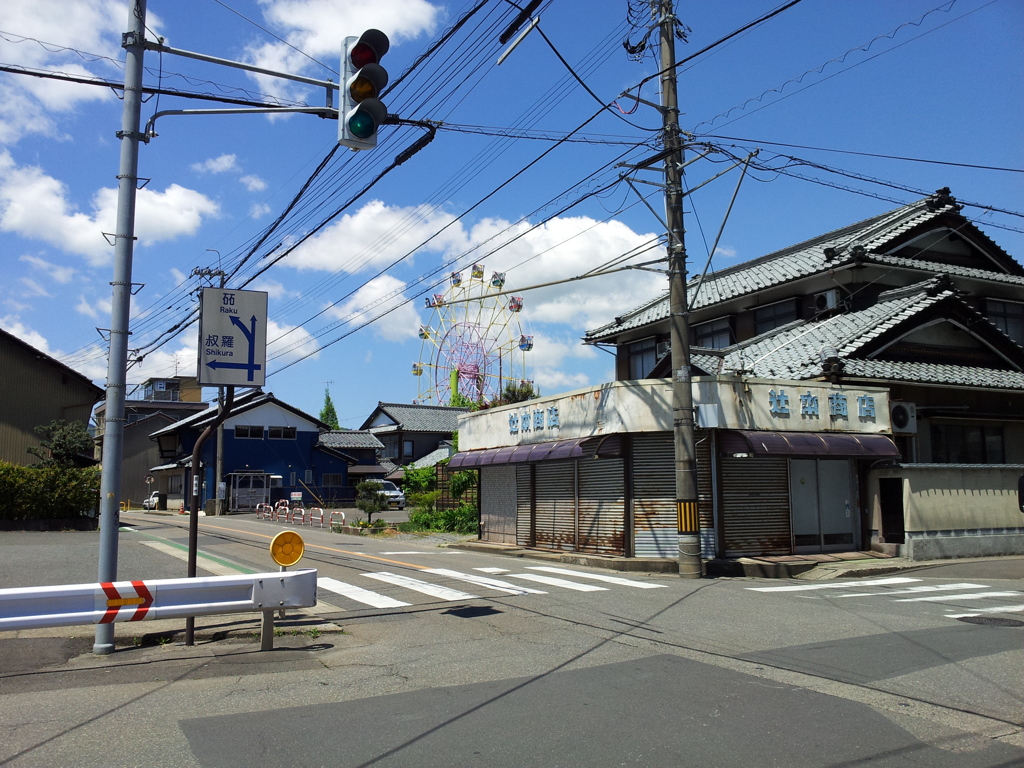 2017/05/18_古そうな店の向こうに観覧車