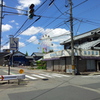 2017/05/18_古そうな店の向こうに観覧車