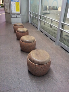 2016/05/11_夜の金沢駅バス乗り場のベンチ