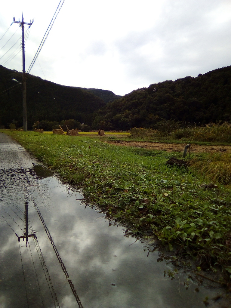 2018/10/14_下里の水溜まりに雲