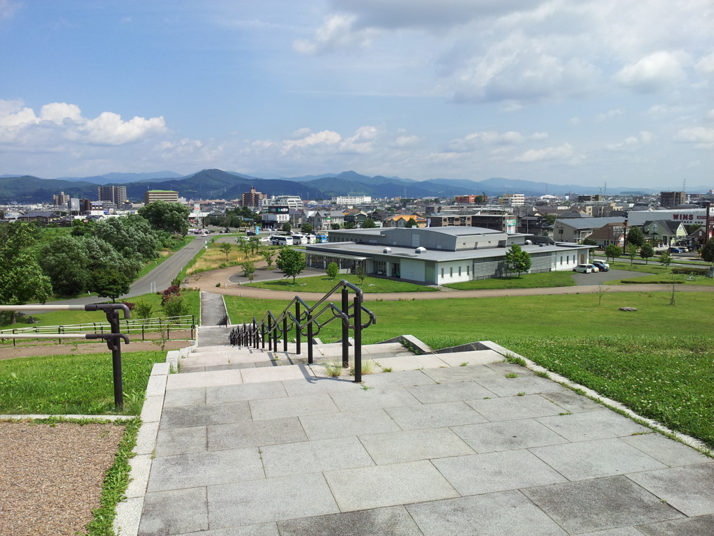 2018/07/14_中央公園展望台から盛岡市遺跡の学び館を望む