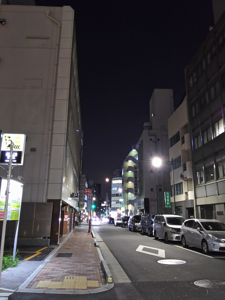 2017/09/08_夜道の奥に低い月