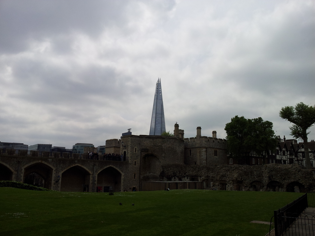 2016/05/19_ロンドン塔から現代建築物を望む