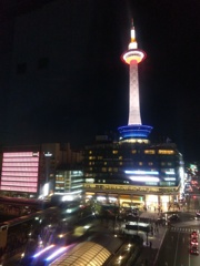 2019/04/12_京都駅 烏丸小路広場から夜の京都タワーを望む