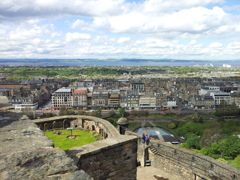 2016/05/21_エディンバラ城から新市街とフォース湾を望む