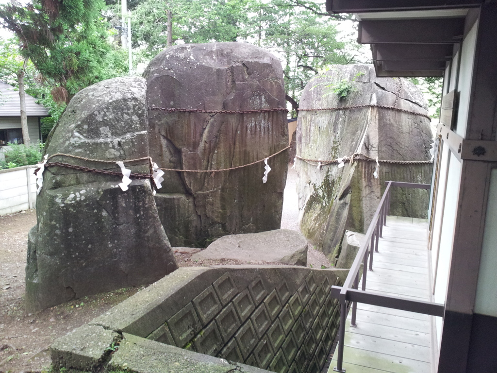 2016/07/16_三ツ石神社の岩