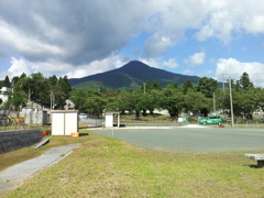 2018/09/14_大湊基地脇の広場から釜臥山を望む
