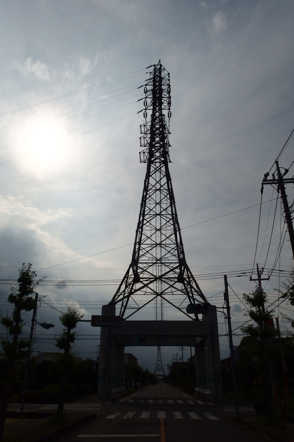 2015/06/20_道を跨ぐ鉄塔