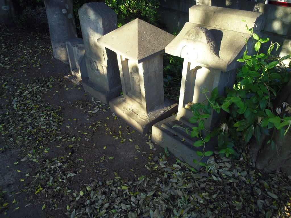 2017/05/04_神明神社参道入口の石造物