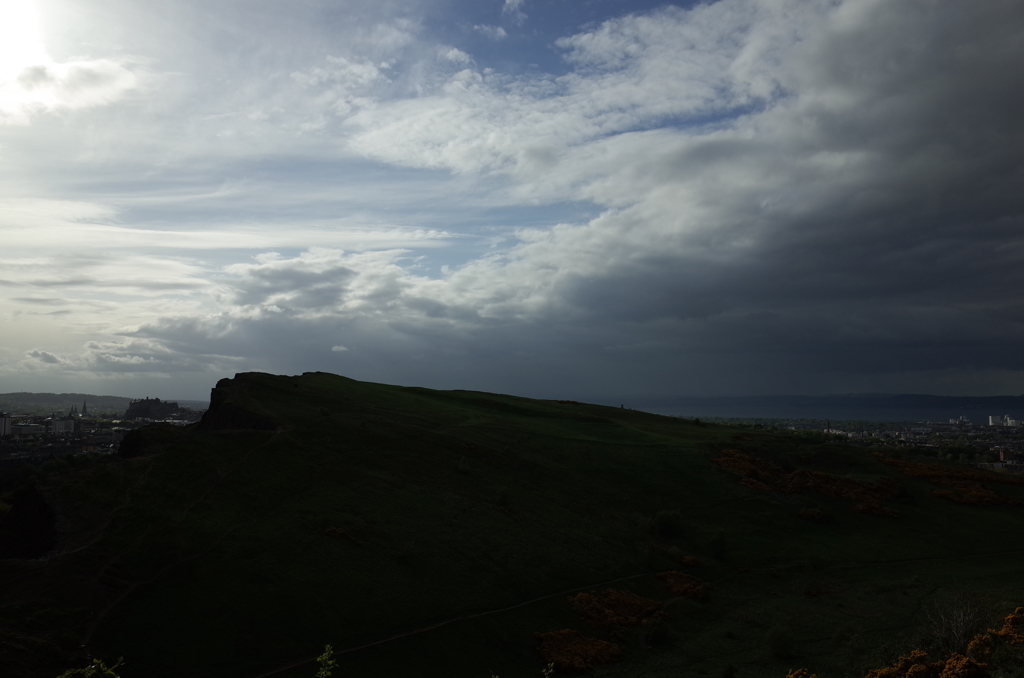 2016/05/20_アーサーズ・シートからソールズベリー・クラッグスを望む