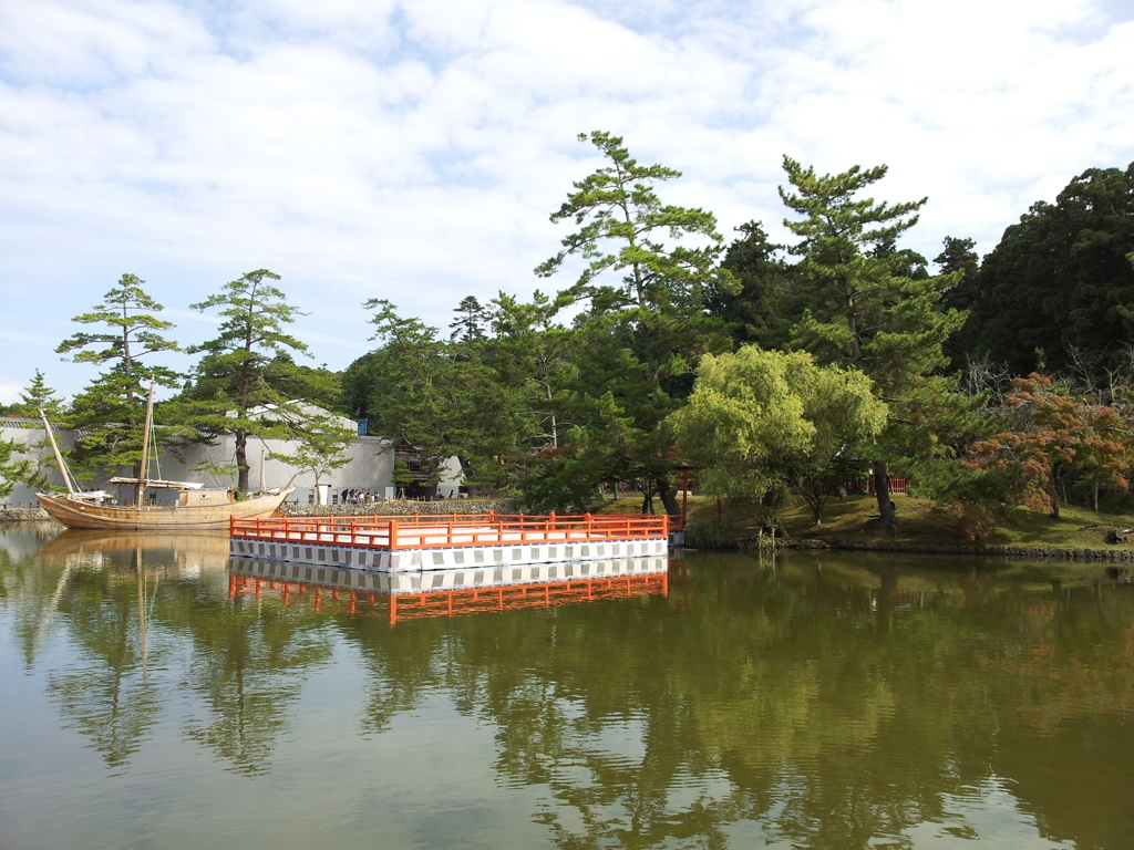 2016/10/18_鏡池と厳島神社と蔡國強氏の船