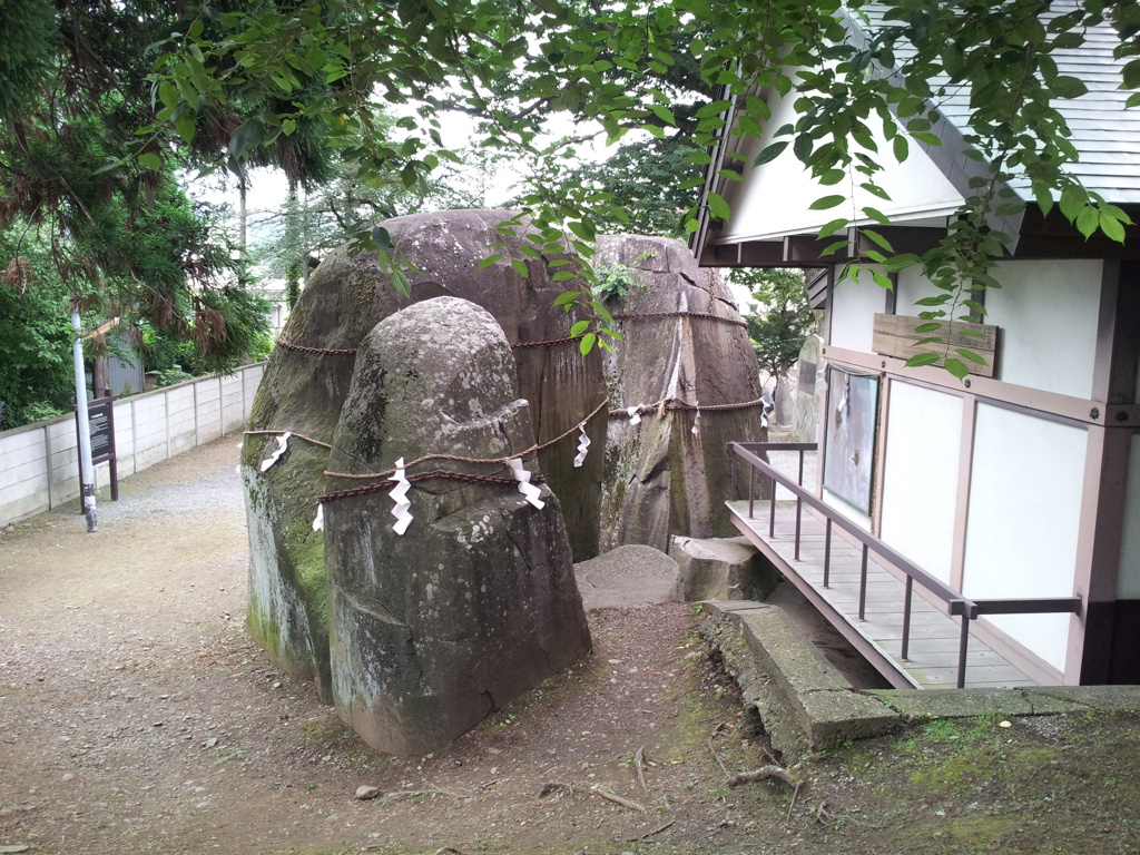 2016/07/16_三ツ石神社の岩