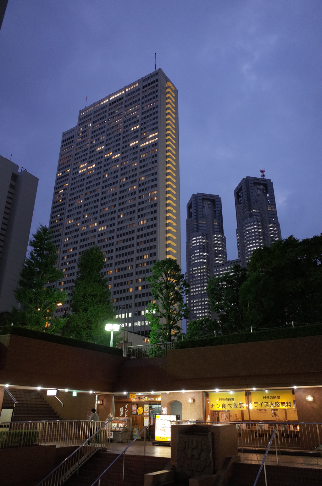 2015/10/23_新宿センタービルから望む夜のビル