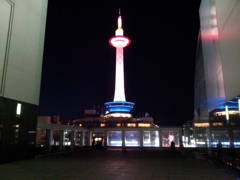 2019/04/12_京都駅 烏丸小路広場から夜の京都タワーを望む