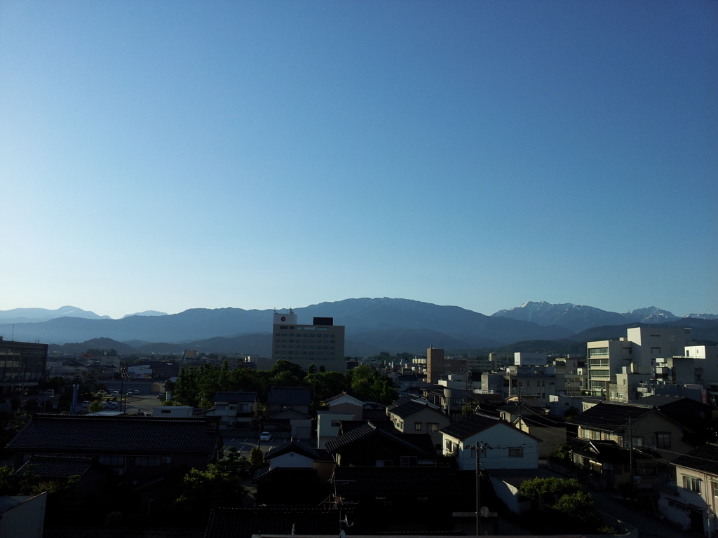 2017/06/15_宿から朝の立山連峰を望む