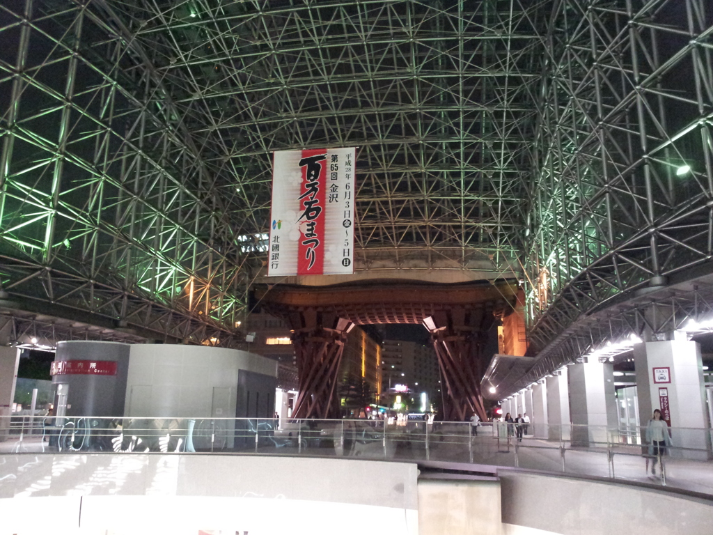 2016/05/11_夜の金沢駅 もてなしドームと鼓門