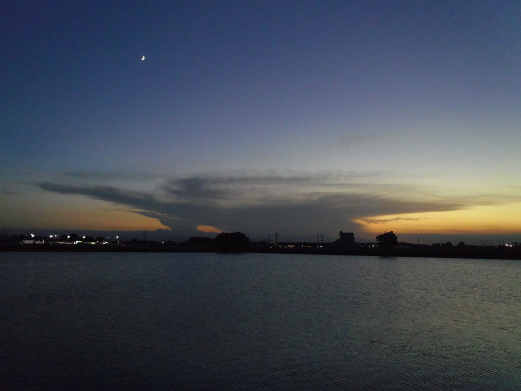 2016/08/07_溜め池の夕暮れと月