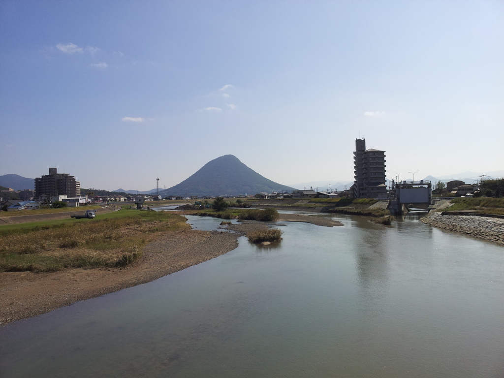 2017/10/26_蓬莱橋から土器川と飯野山を望む