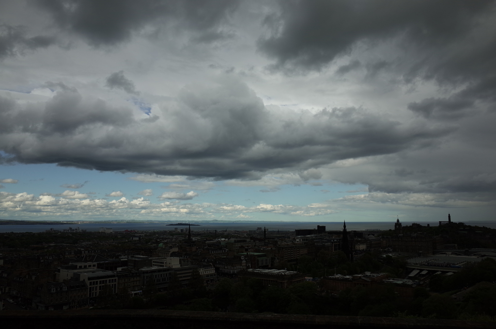 2016/05/21_エディンバラ城から新市街とフォース湾を望む