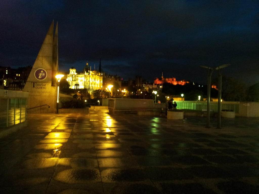 2016/05/21_ウェイバリー駅から夜の旧市街を望む