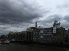 2016/05/19_タワー・ブリッジからバトラーズ・ウォーフを望む