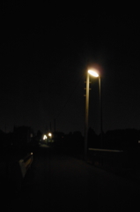 2014/05/04_夜の街灯とガードレール
