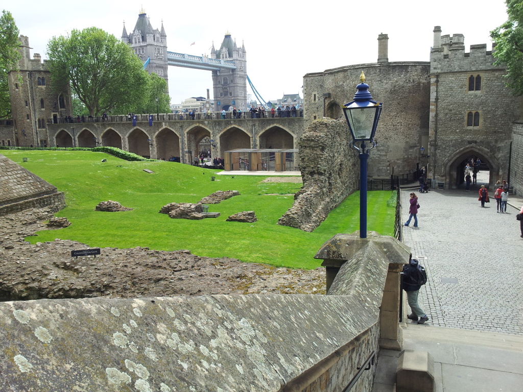 2016/05/19_ロンドン塔からタワー・ブリッジを望む