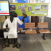 2017/05/18_福井駅のベンチにいる恐竜博士