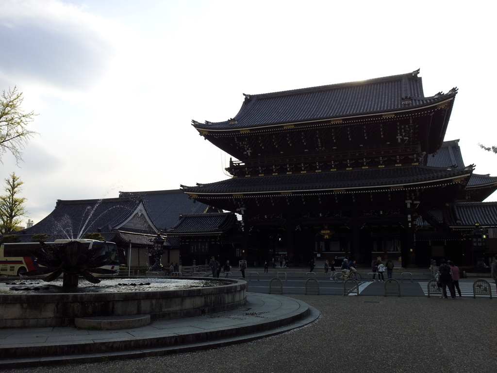 2019/04/12_東本願寺前の噴水と御影堂門