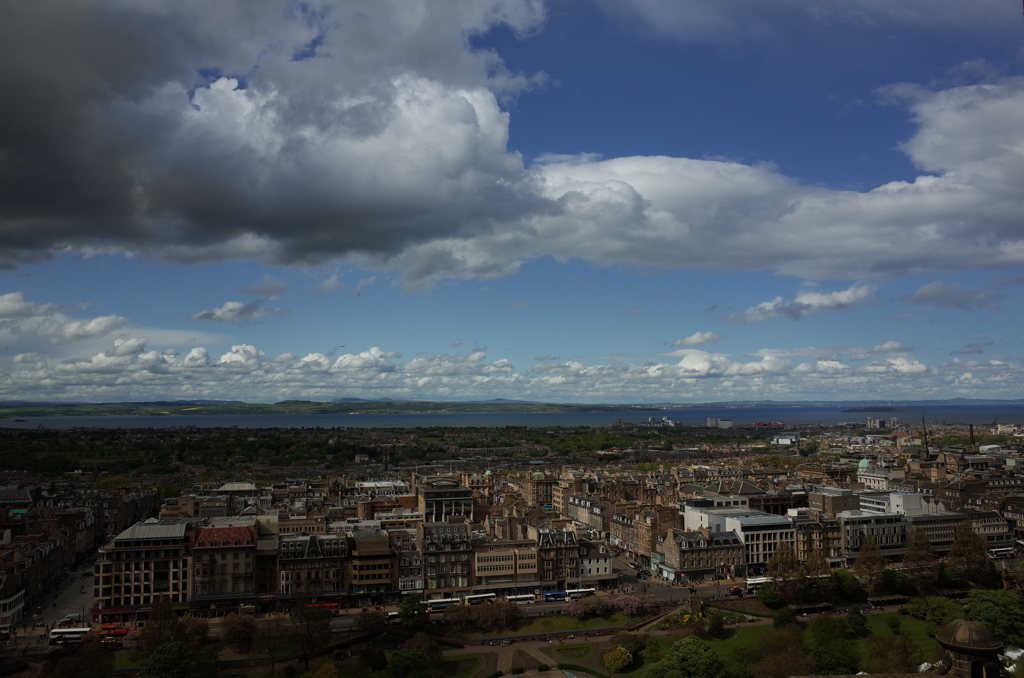 2016/05/21_エディンバラ城から新市街とフォース湾を望む
