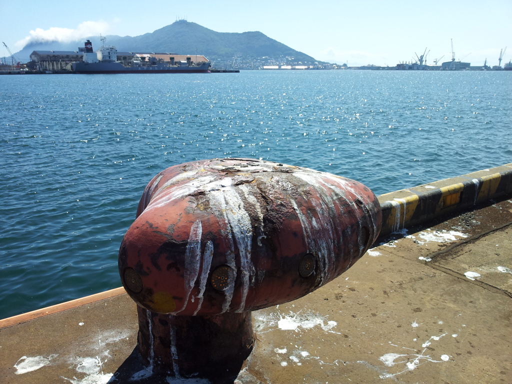 2016/08/12_函館港 万代埠頭のボラードと函館山