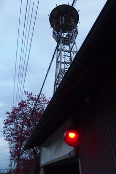 2016/03/27_夕暮れの消防小屋、火の見櫓、紅梅