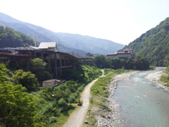 2017/05/20_山彦橋から黒部川と宇奈月駅を望む