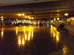 2016/11/21_夜、雨上がりの上野駅前歩行者デッキ