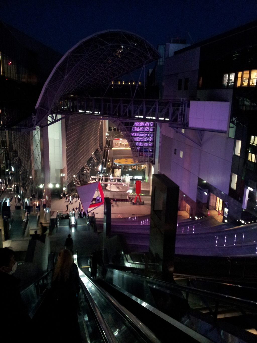 2019/04/12_京都駅 大階段脇エスカレーターから室町小路広場を望む